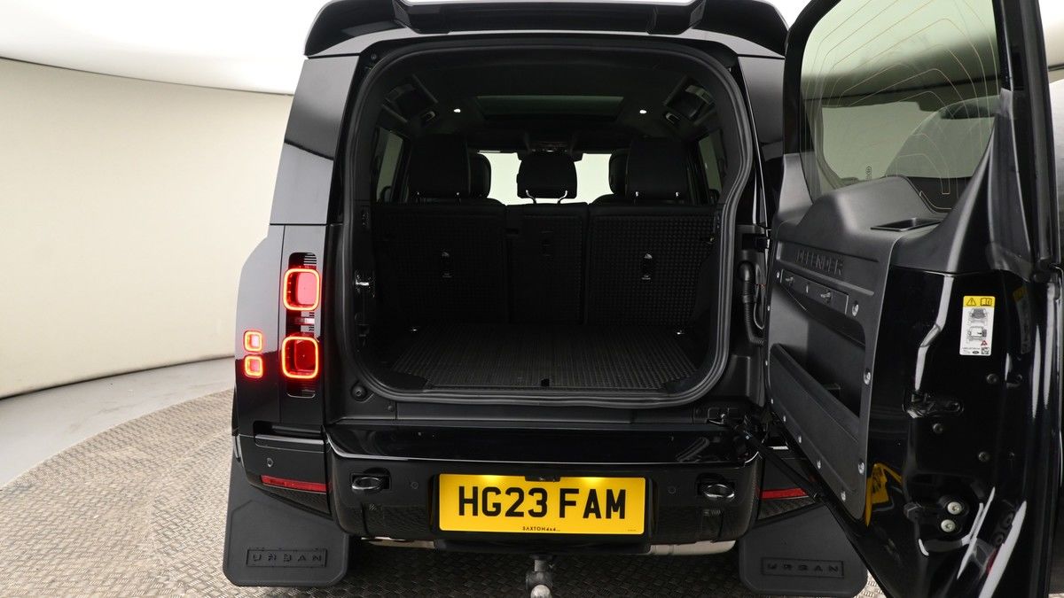 Land Rover Defender 110 Image 10
