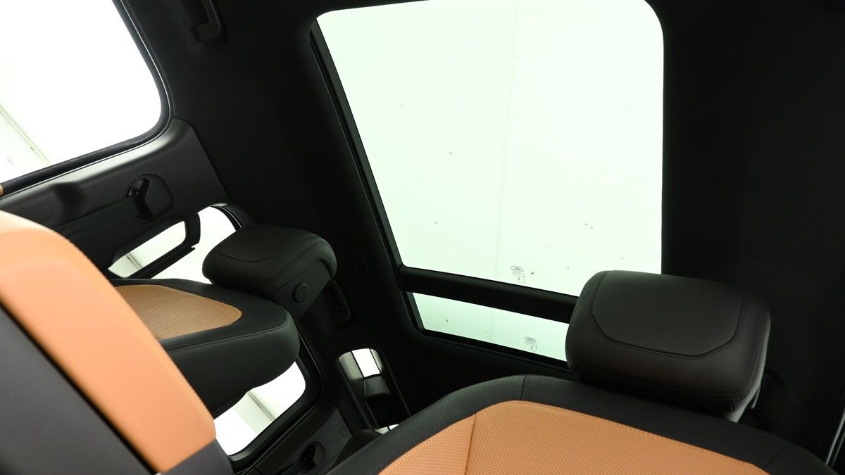 Land Rover Defender 110 Image 2