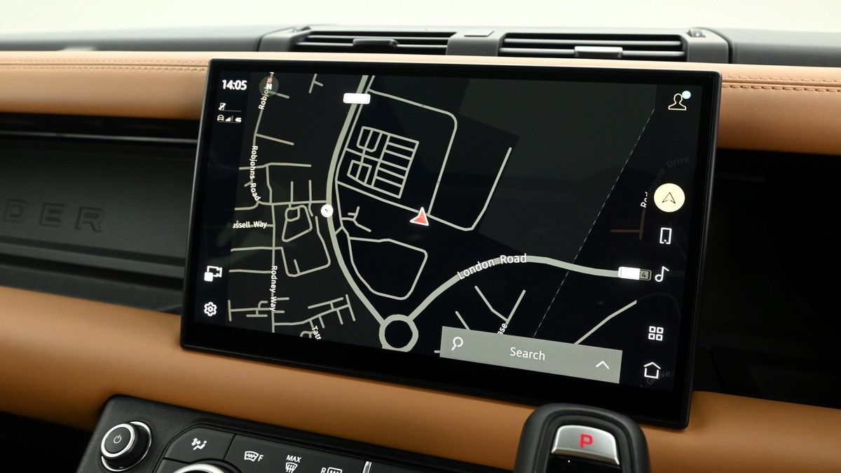 Land Rover Defender 110 Image 11
