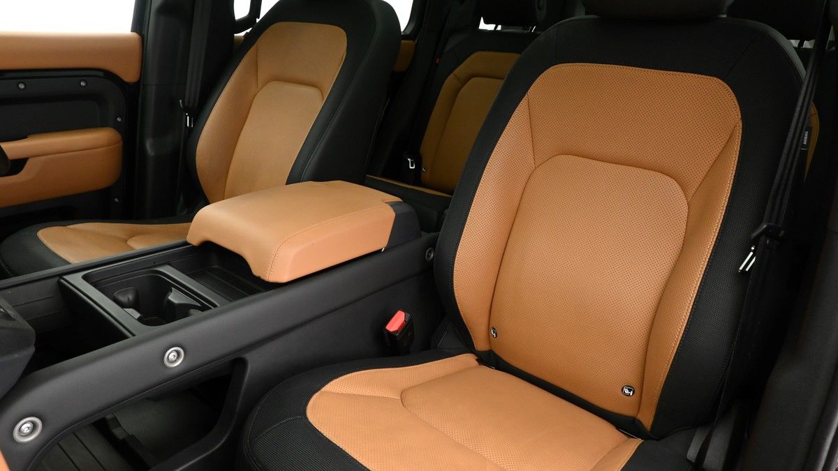 Land Rover Defender 110 Image 4