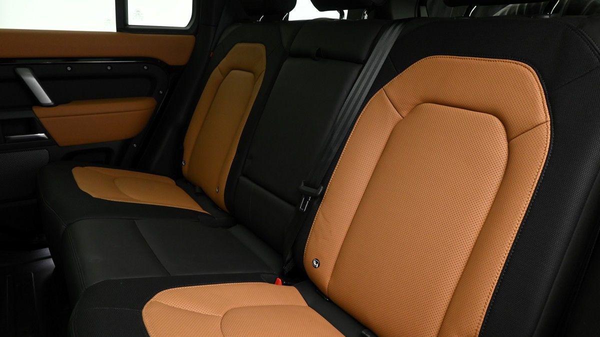 Land Rover Defender 110 Image 5
