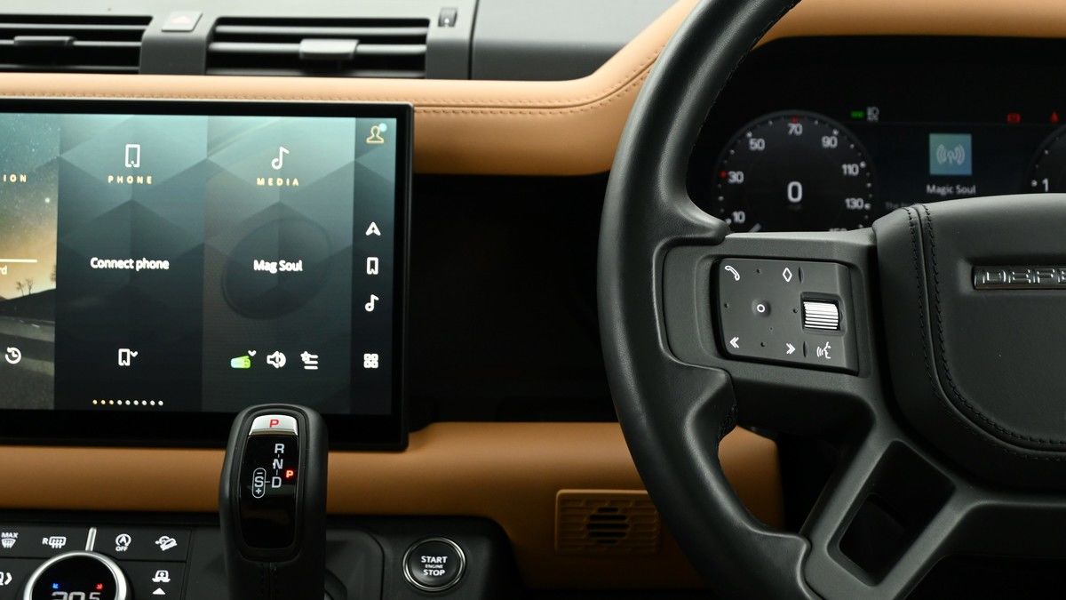Land Rover Defender 110 Image 15