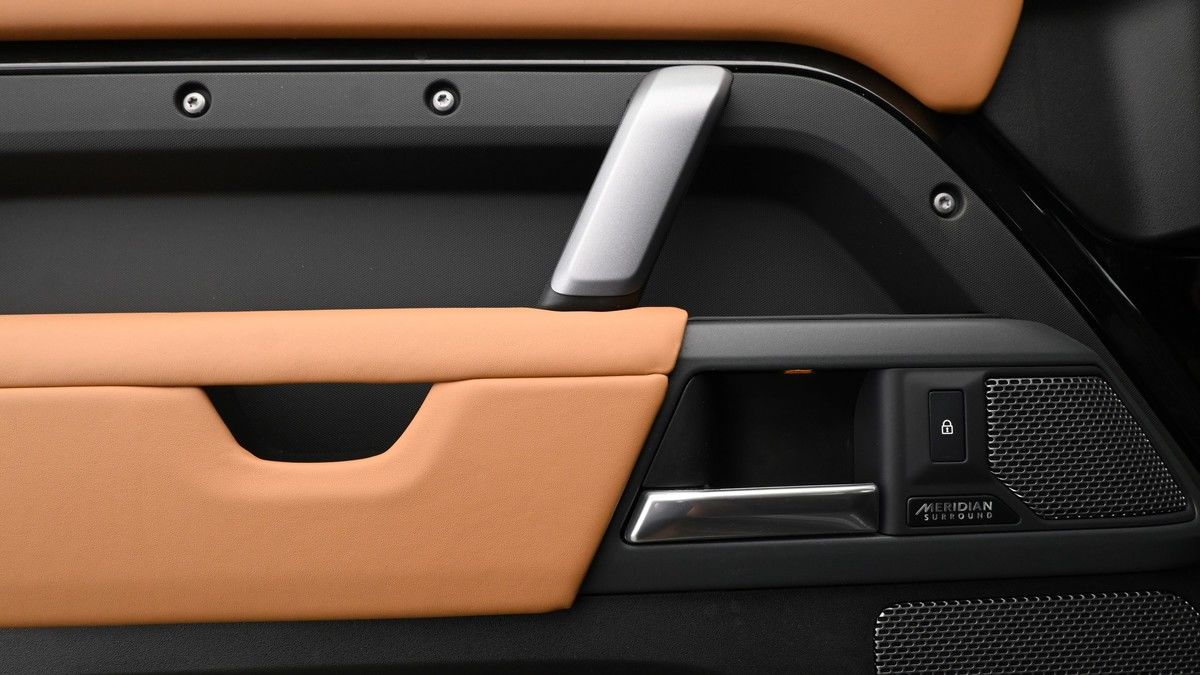Land Rover Defender 110 Image 13