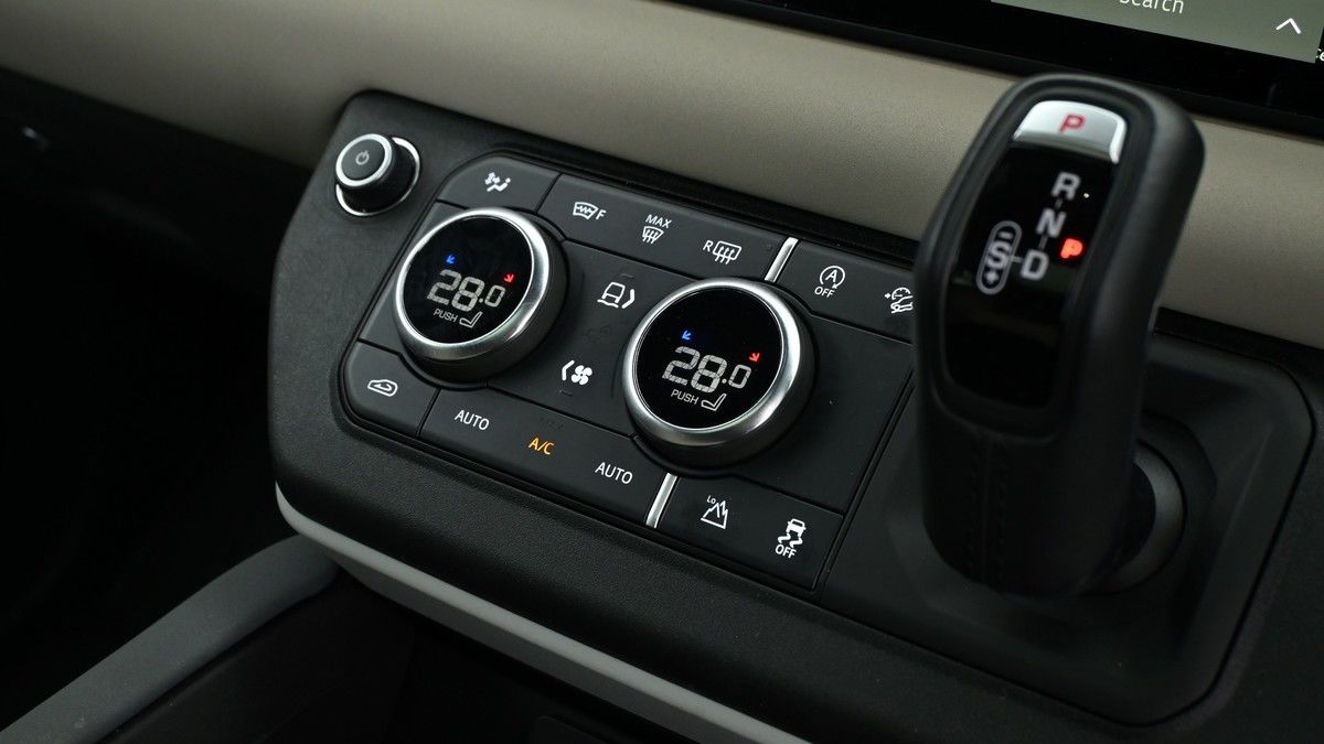Land Rover Defender 110 Image 12