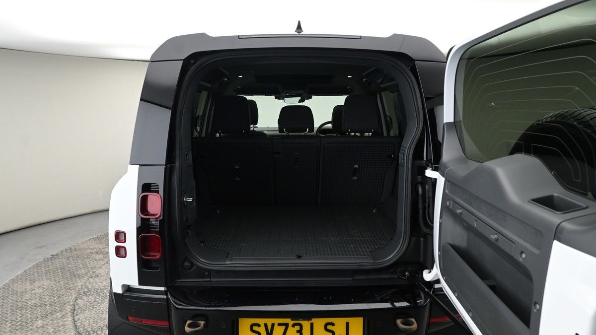 Land Rover Defender 110 Image 10