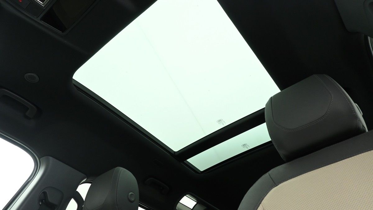 Land Rover Defender 110 Image 2