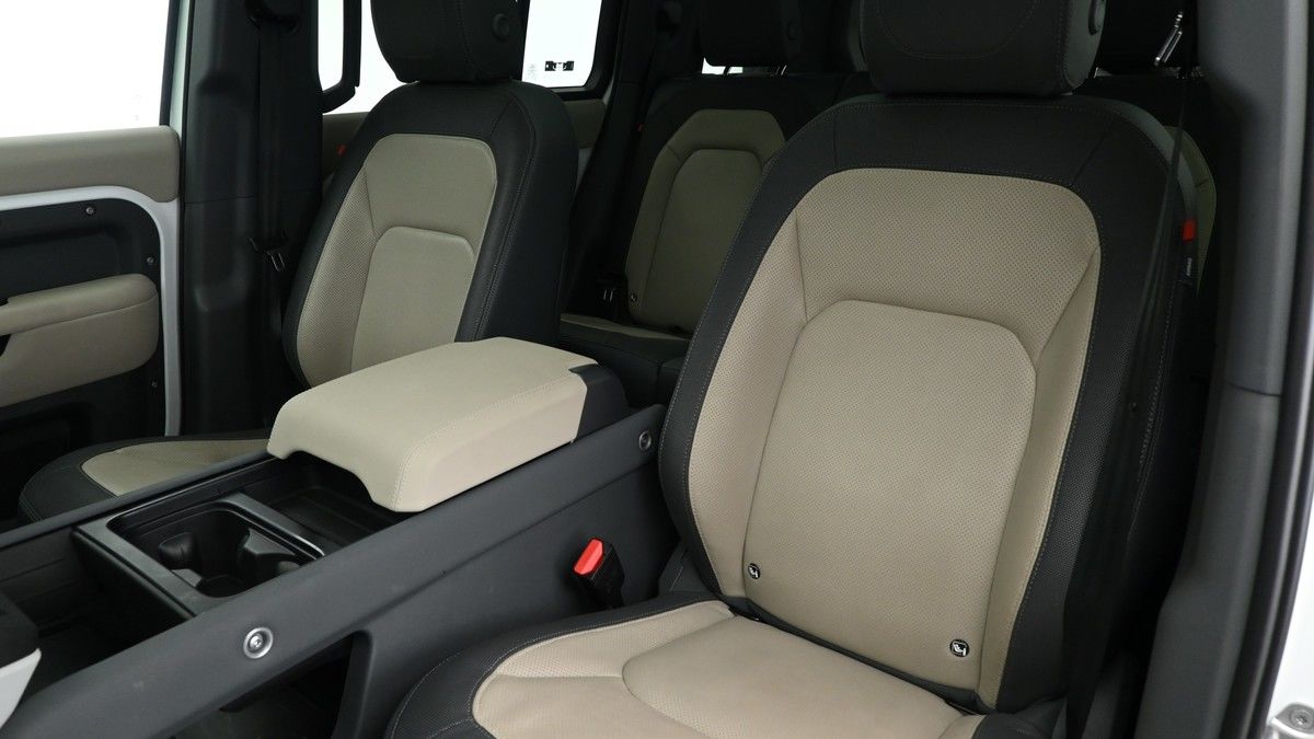 Land Rover Defender 110 Image 4