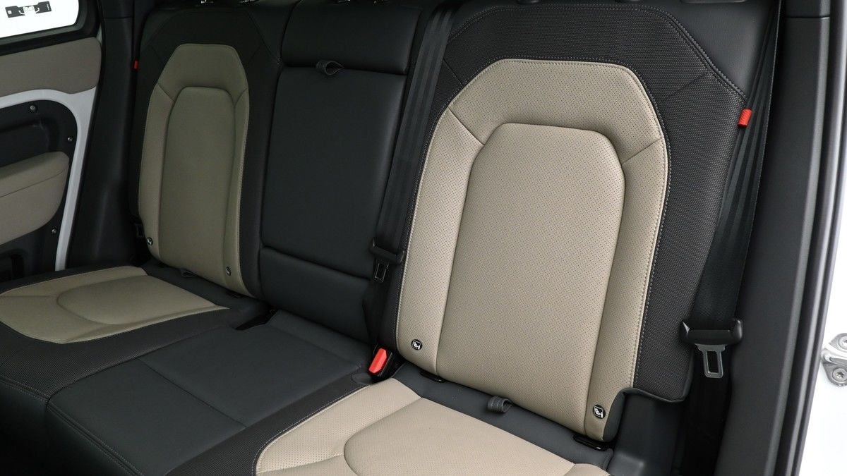 Land Rover Defender 110 Image 5