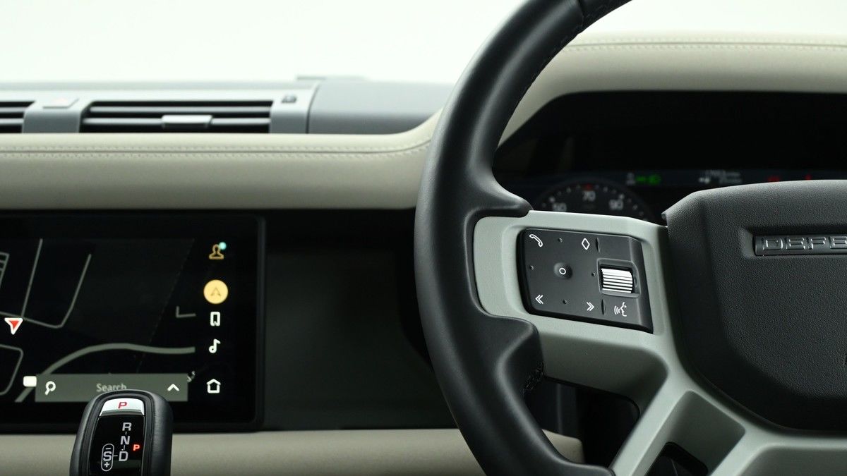 Land Rover Defender 110 Image 15