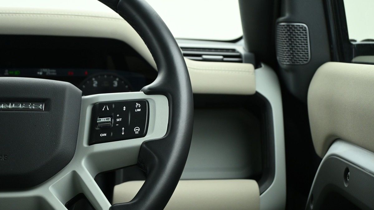 Land Rover Defender 110 Image 16