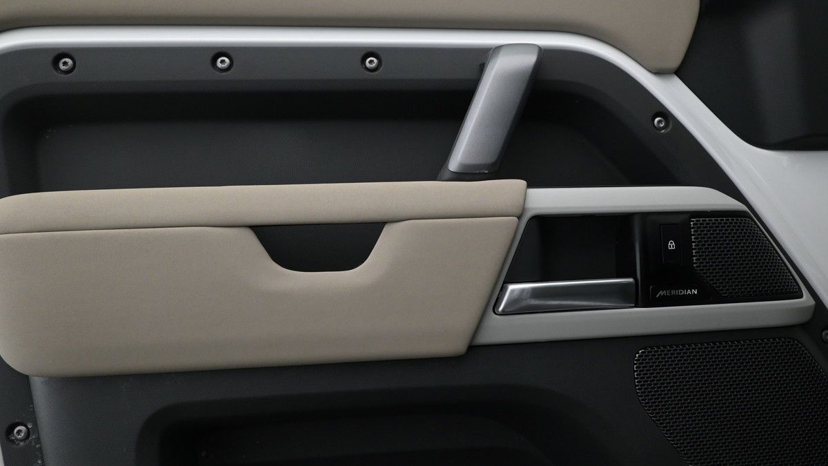 Land Rover Defender 110 Image 13