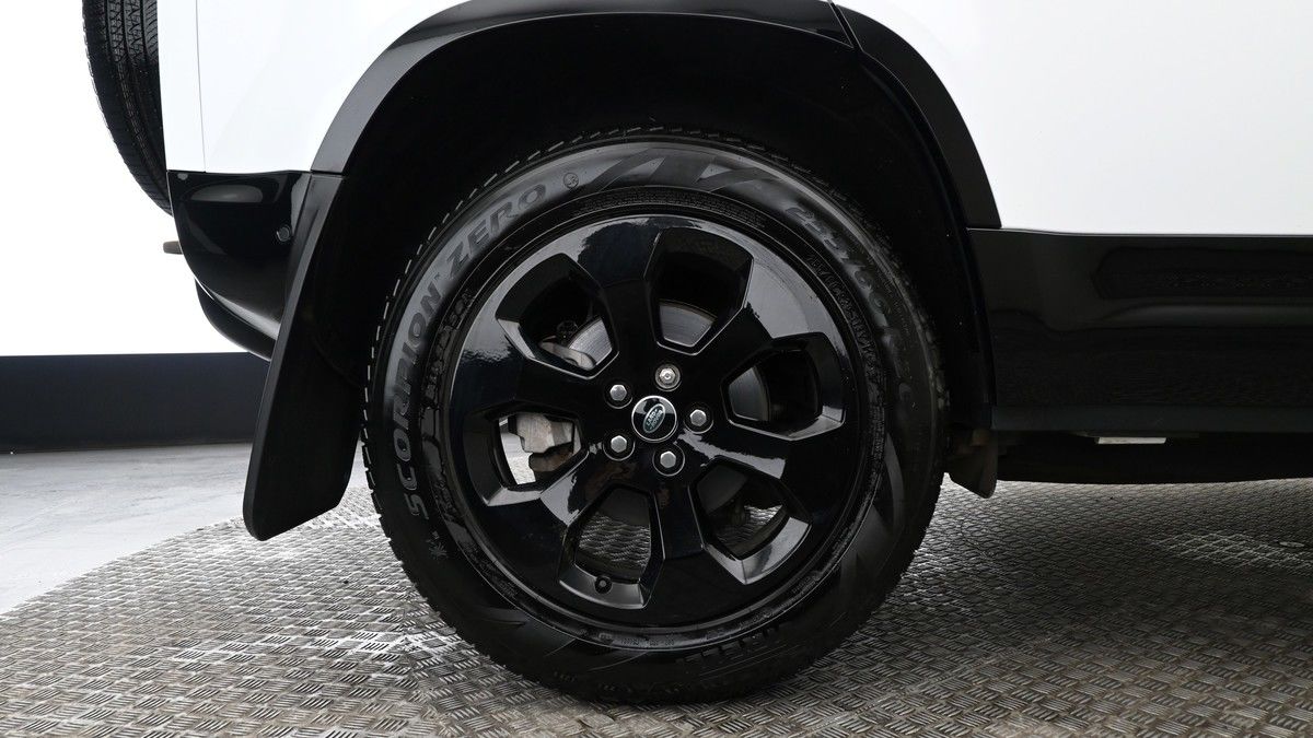 Land Rover Defender 110 Image 9
