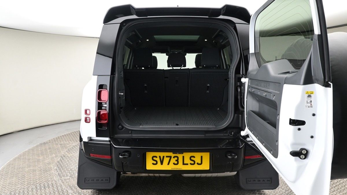 Land Rover Defender 110 Image 10