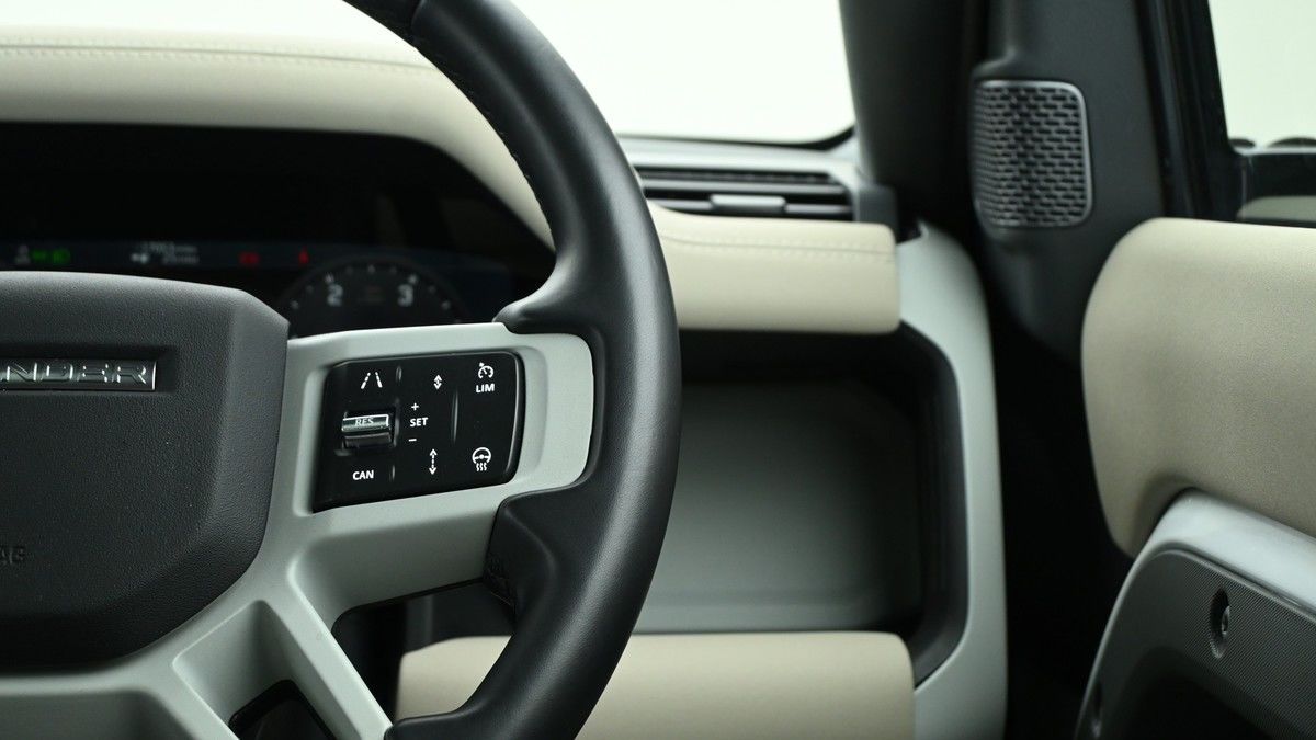Land Rover Defender 110 Image 16