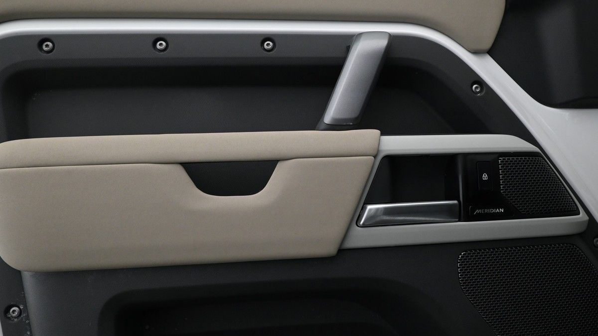 Land Rover Defender 110 Image 13