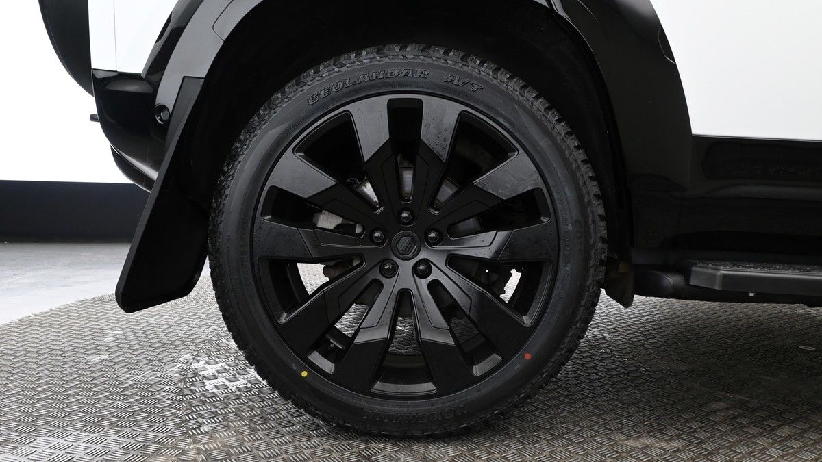 Land Rover Defender 110 Image 9