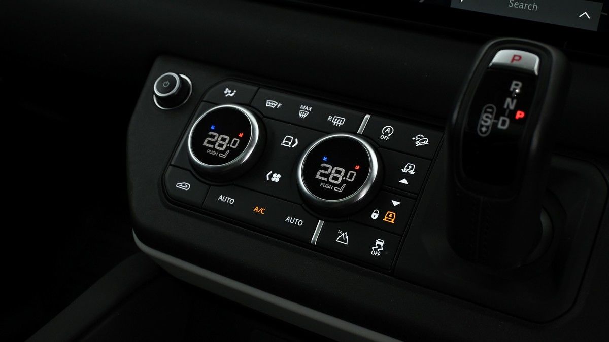 Land Rover Defender 110 Image 12