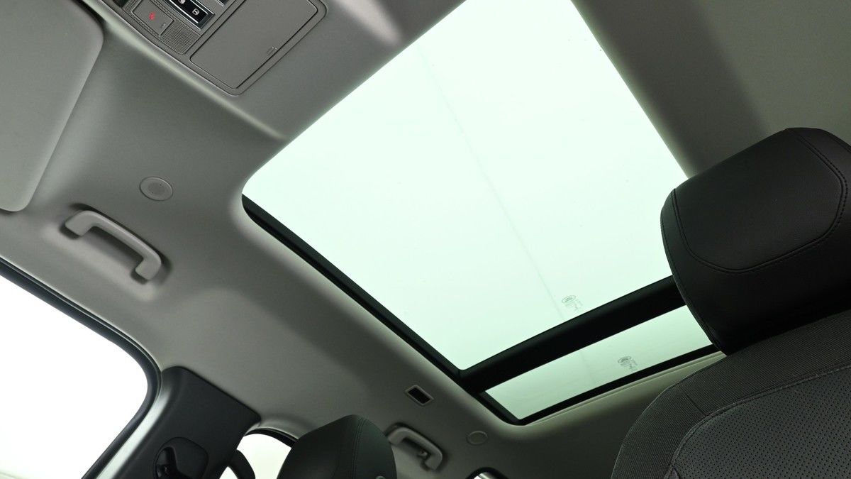 Land Rover Defender 110 Image 2