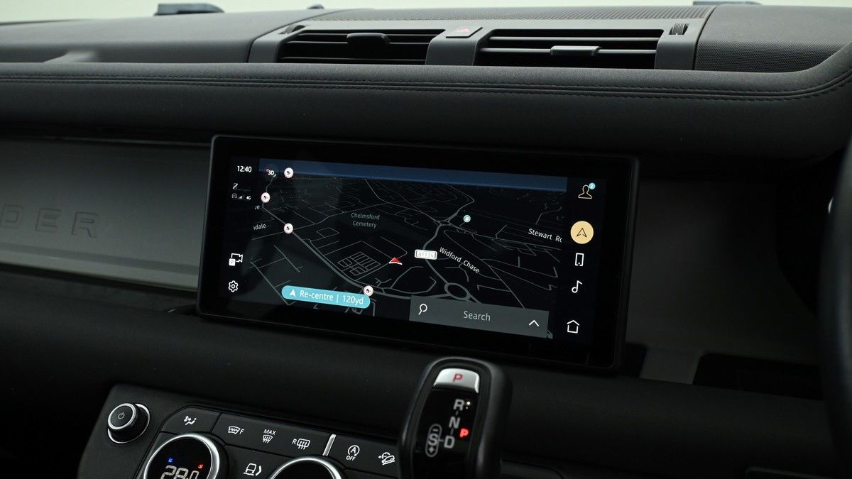 Land Rover Defender 110 Image 11