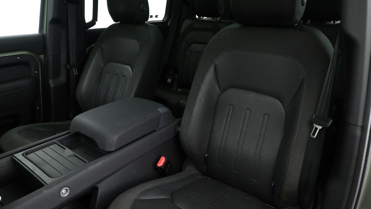 Land Rover Defender 110 Image 4