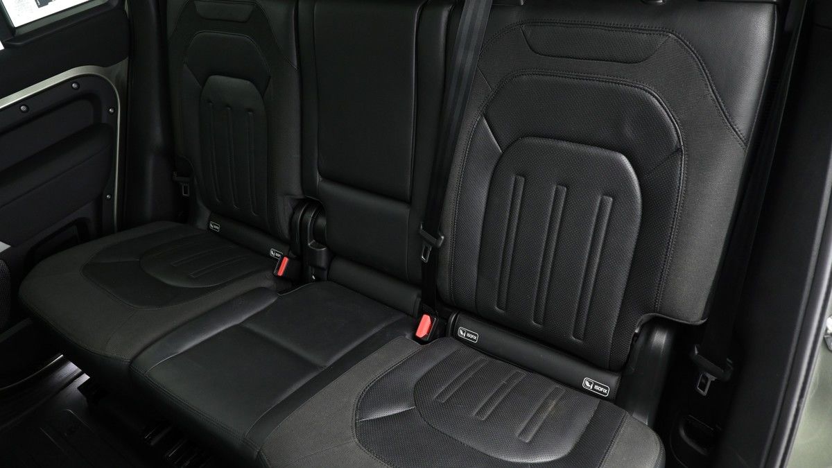 Land Rover Defender 110 Image 5