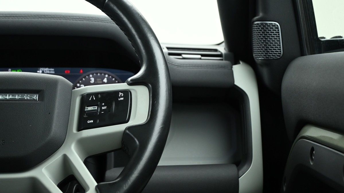 Land Rover Defender 110 Image 16
