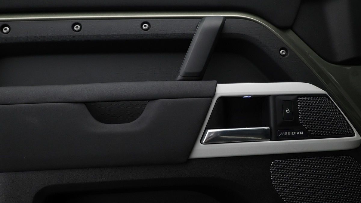 Land Rover Defender 110 Image 13