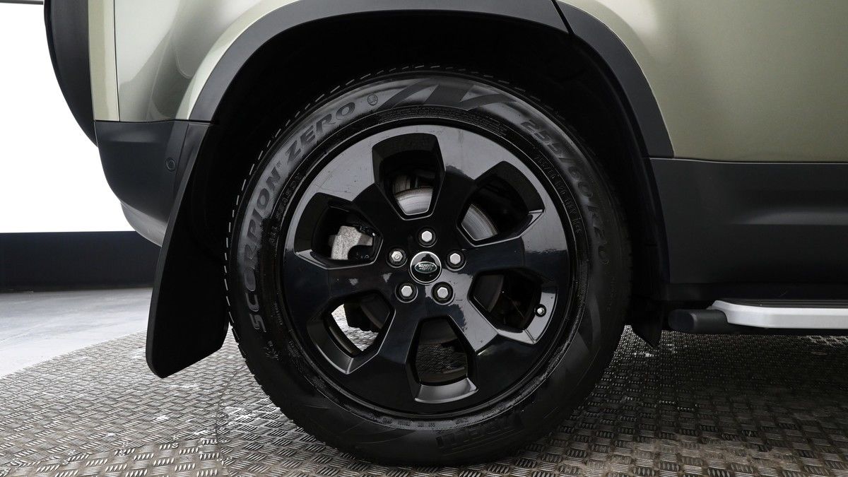 Land Rover Defender 110 Image 9