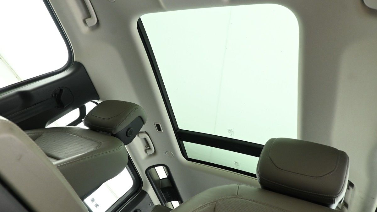 Land Rover Defender 110 Image 2
