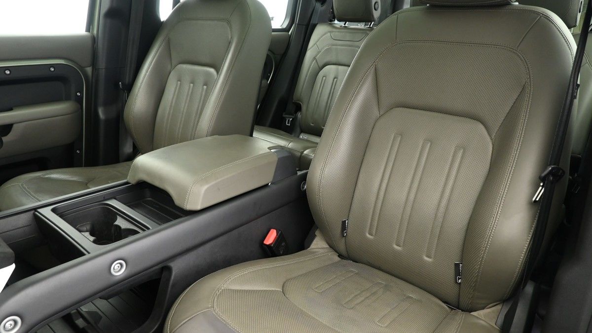Land Rover Defender 110 Image 4
