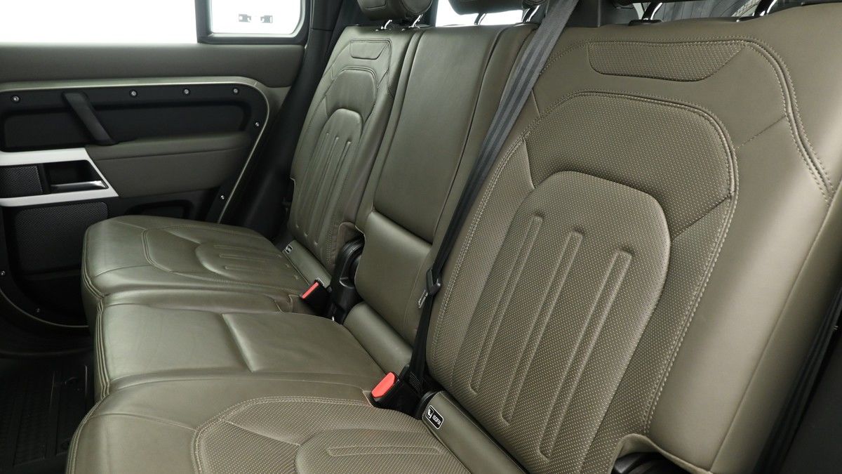 Land Rover Defender 110 Image 5