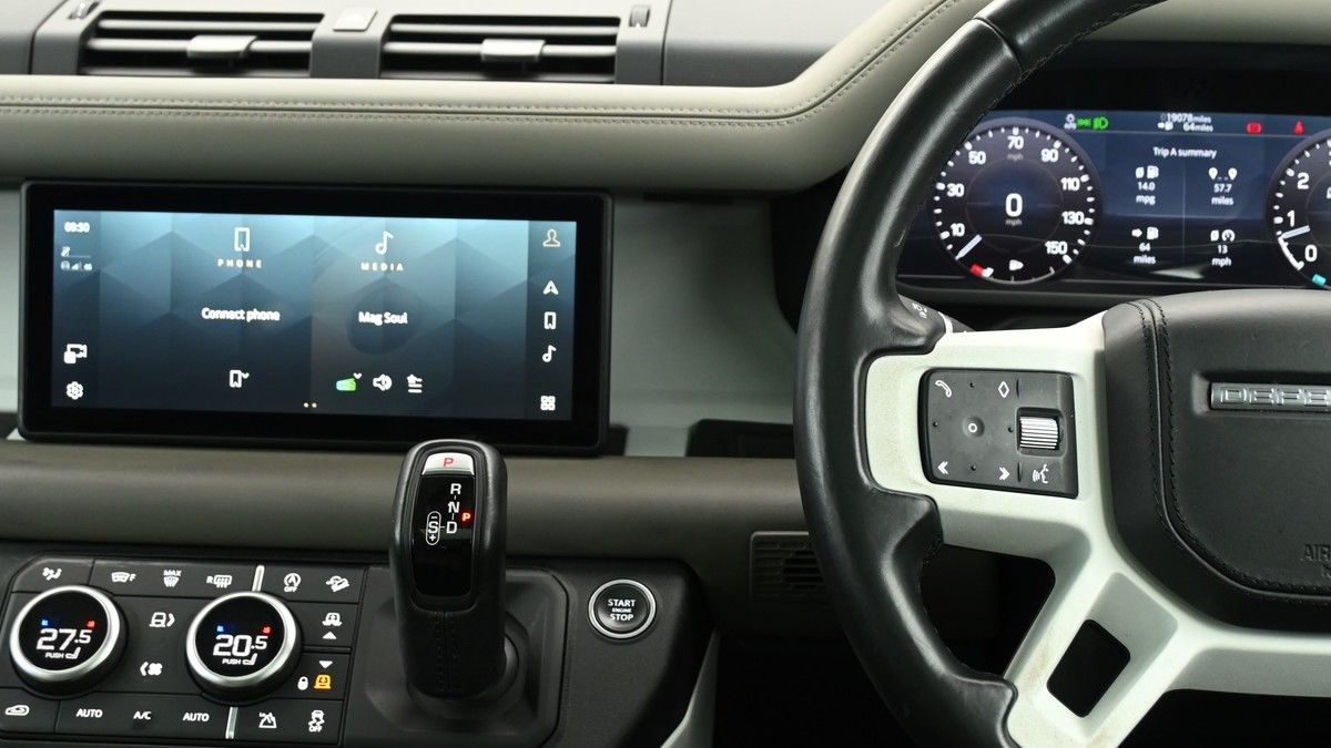 Land Rover Defender 110 Image 15