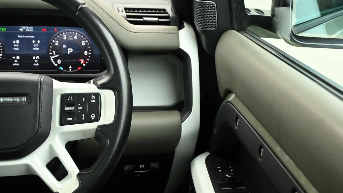 Land Rover Defender 110 Image 16