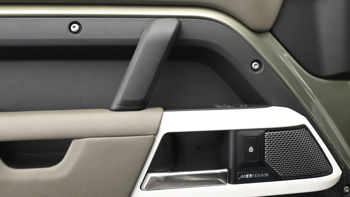 Land Rover Defender 110 Image 13