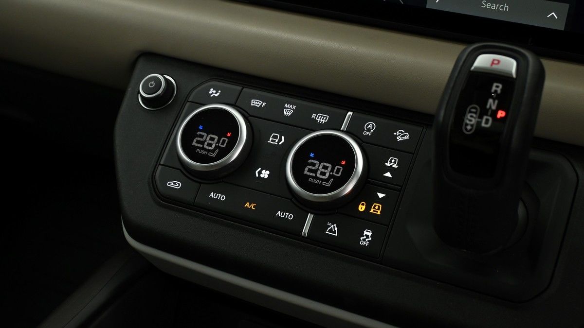 Land Rover Defender 110 Image 12