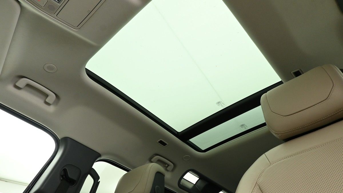 Land Rover Defender 110 Image 2