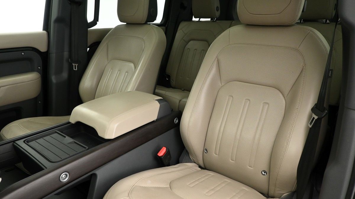 Land Rover Defender 110 Image 4