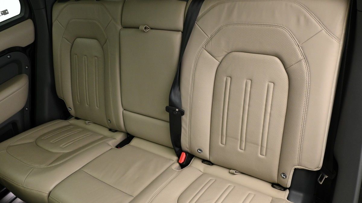 Land Rover Defender 110 Image 5