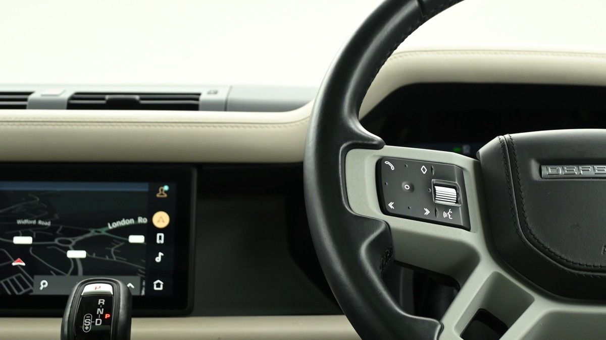 Land Rover Defender 110 Image 15