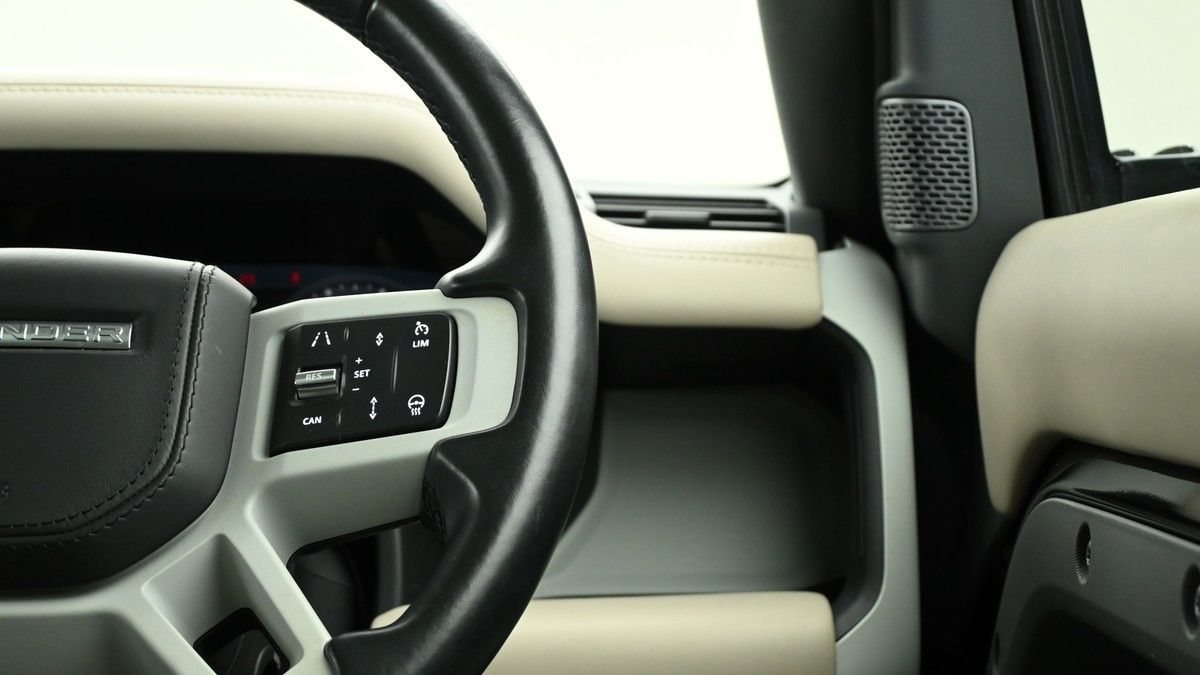 Land Rover Defender 110 Image 16