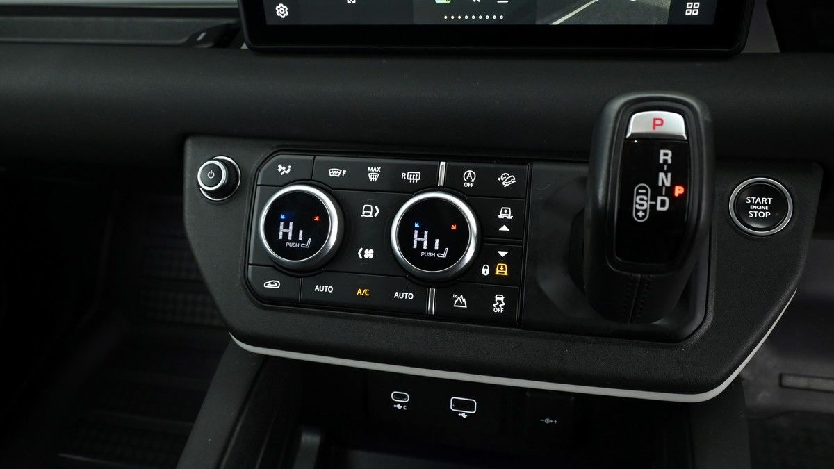 Land Rover Defender 110 Image 11