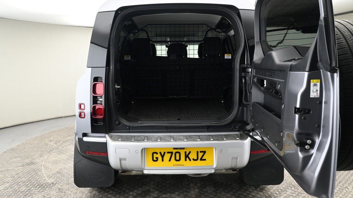 Land Rover Defender 110 Image 9