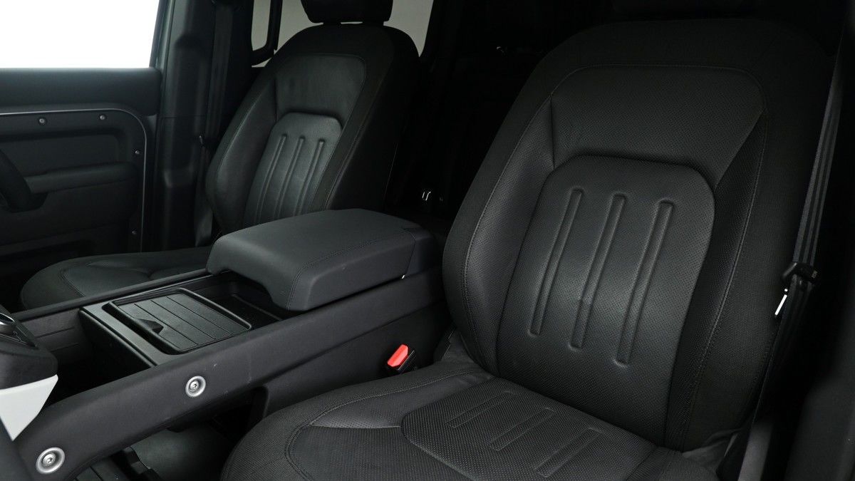 Land Rover Defender 110 Image 3