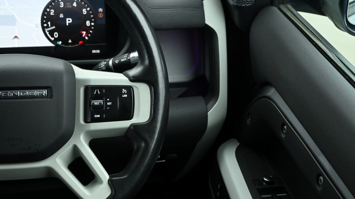 Land Rover Defender 110 Image 15