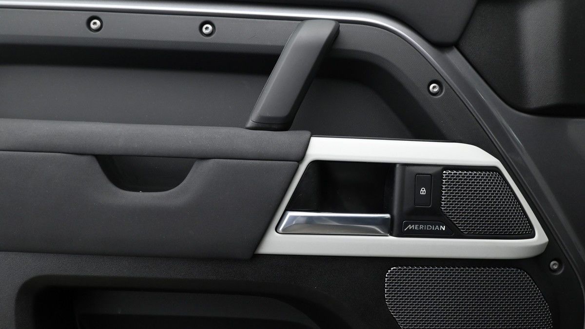 Land Rover Defender 110 Image 12