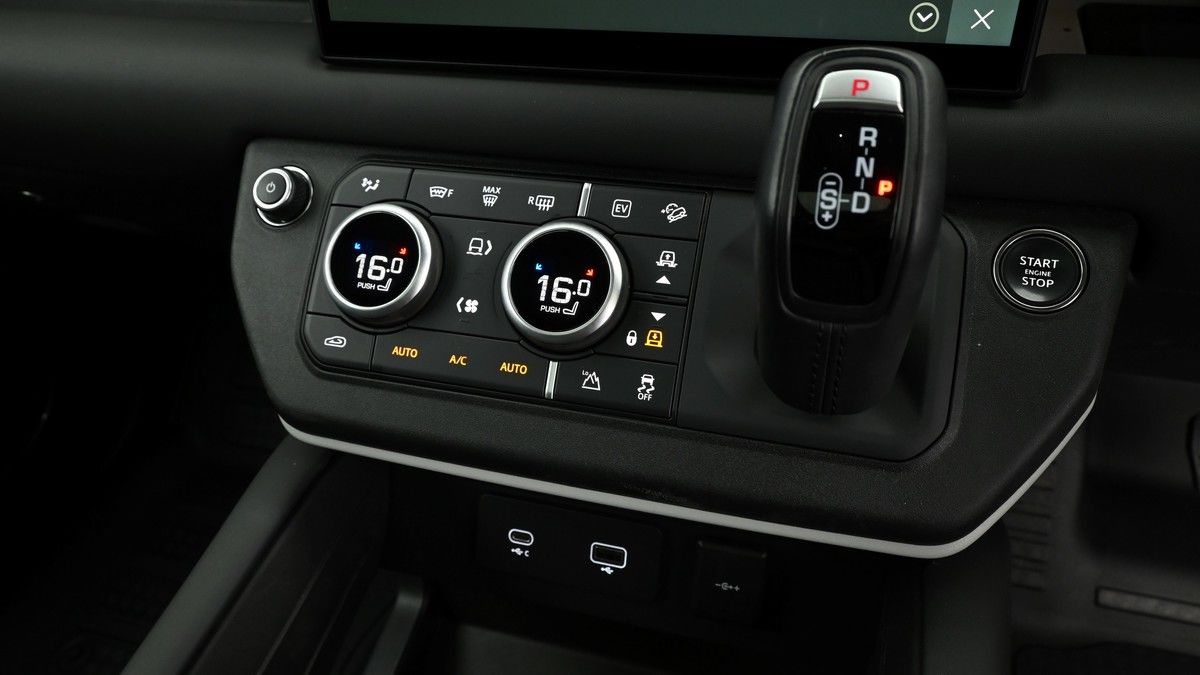 Land Rover Defender 110 Image 12
