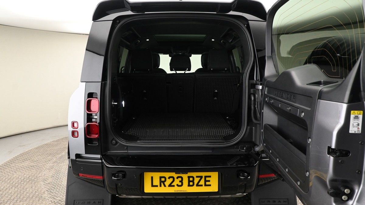 Land Rover Defender 110 Image 10