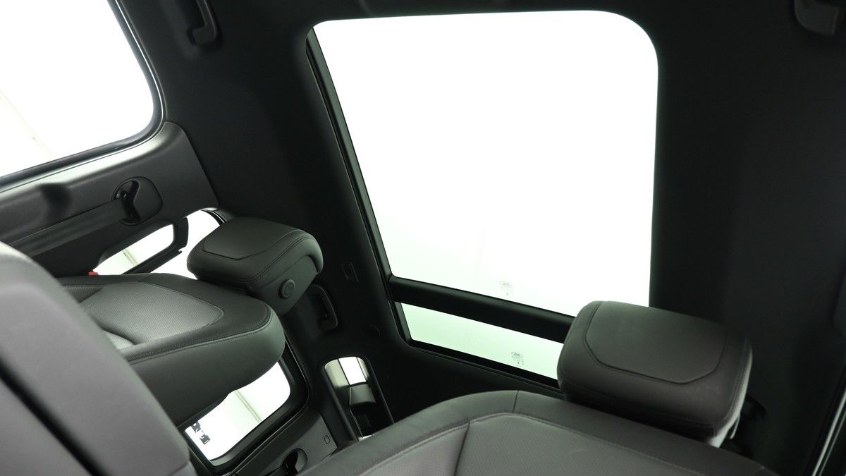 Land Rover Defender 110 Image 2