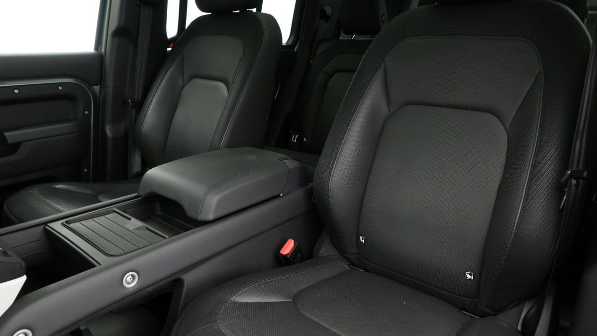 Land Rover Defender 110 Image 4
