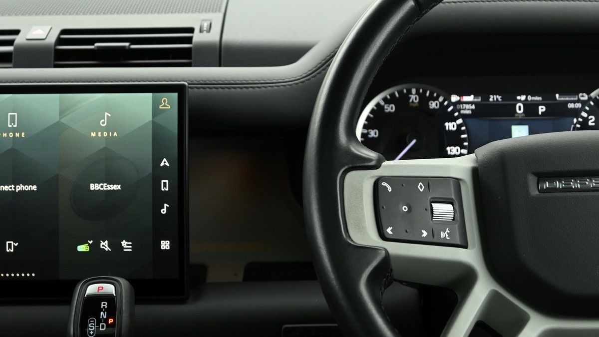Land Rover Defender 110 Image 15